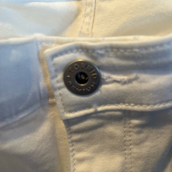 NWT Torrid Sky High Skinny Crop Jeans in White - Picture 5 of 9